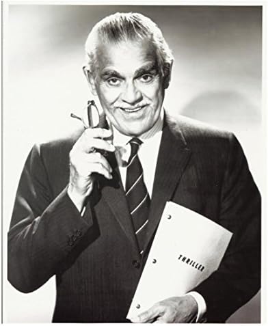 Boris Karloff holding Gerilim senaryosu 8 x 10 inç Fotoğraf