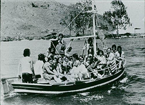 Gençlerle dolu bir teknenin vintage fotoğrafı.Alındı-Mayıs 1972