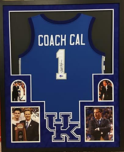 John Calipari Kentucky Wildcats İmza İmzalı Özel Çerçeveli Jersey ANTRENÖR CAL Mavi Süet Keçeleşmiş 4 Resim Beckett Sertifikalı