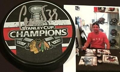 Cristobal Huet Chicago Blackhawks, 2010 Stanley Kupası Şampiyonu Diskini İmzaladı